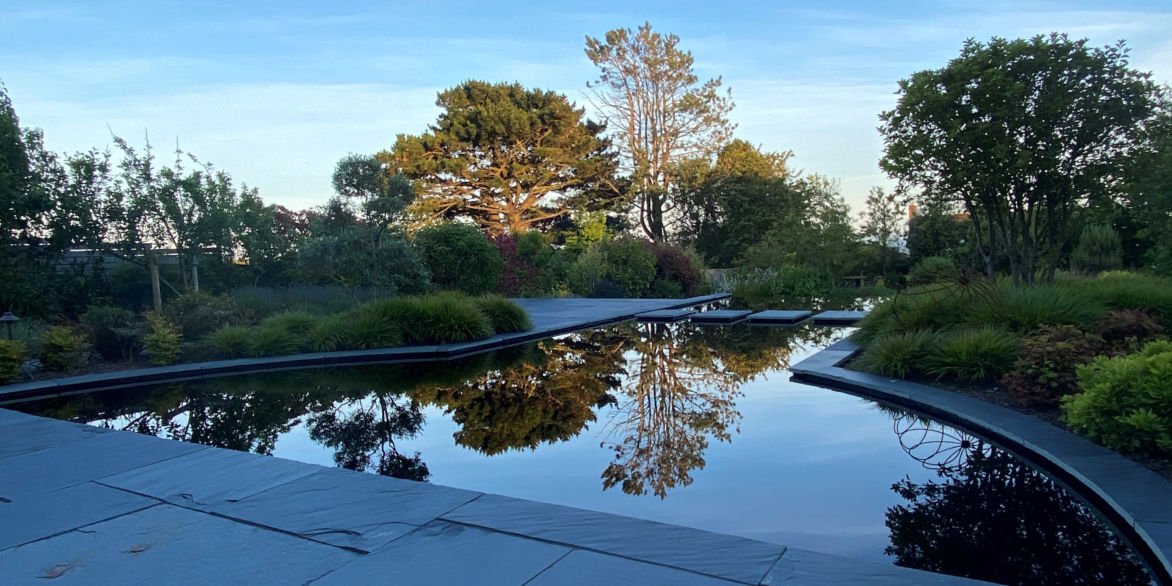 Reflective pool with Dyofix Pond Black